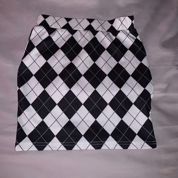 *NEVER WORN* Checkered skirt - Picture 3 of 3